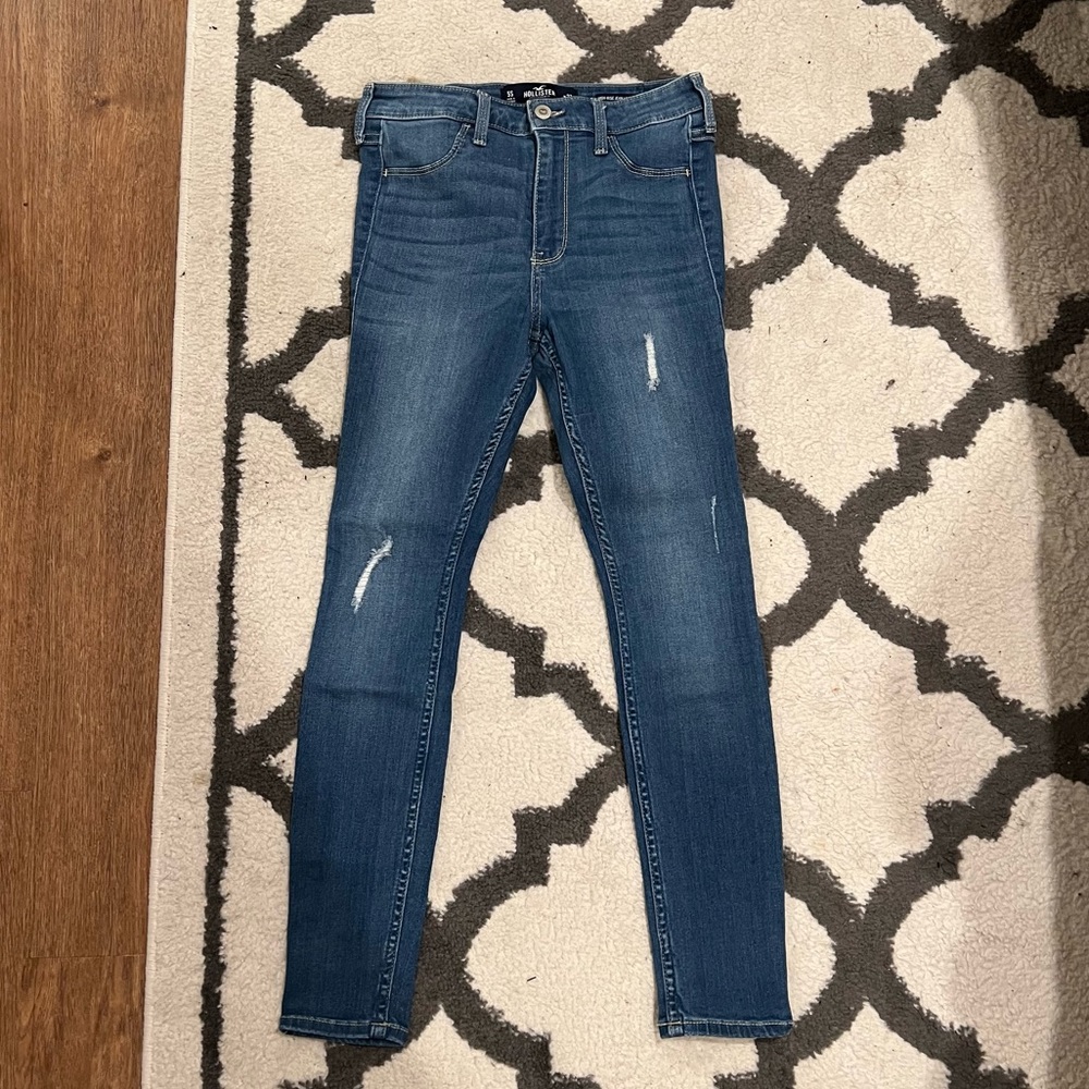 Hollister high-rise jean legging. Size 27/5. Medium blue wash.